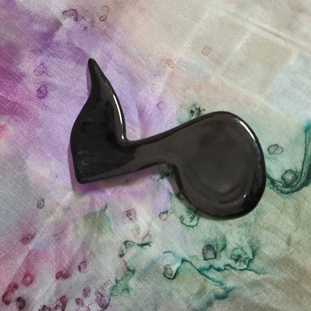 Quarter note ceramic pin